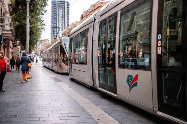 Kudüs, İsrail - 22 Aralık 2023 Modern elektrikli tramvay İsrail 'de Kudüs sokaklarında ilerliyor.