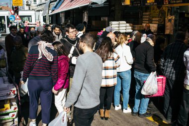 Kudüs, İsrail - 22 Aralık 2023 Mahane Yehuda Pazarı 'nda alışveriş yapan insanlar, genellikle 
