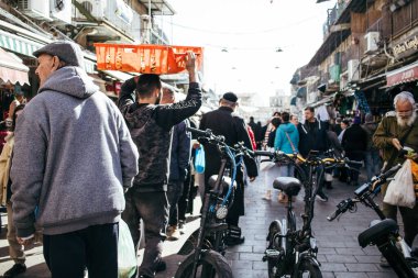 Kudüs, İsrail - 22 Aralık 2023 Mahane Yehuda Pazarı 'nda alışveriş yapan insanlar, genellikle 