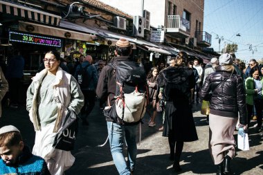 Kudüs, İsrail - 22 Aralık 2023 Mahane Yehuda Pazarı 'nda alışveriş yapan insanlar, genellikle 
