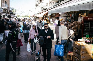 Kudüs, İsrail - 22 Aralık 2023 Mahane Yehuda Pazarı 'nda alışveriş yapan insanlar, genellikle 