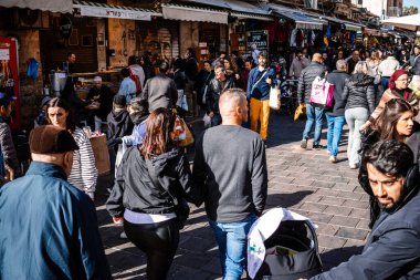 Kudüs, İsrail - 22 Aralık 2023 Mahane Yehuda Pazarı 'nda alışveriş yapan insanlar, genellikle 