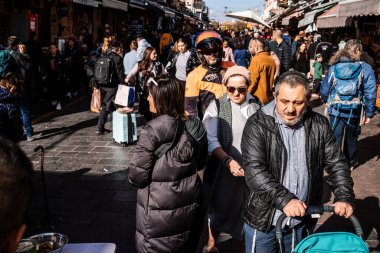 Kudüs, İsrail - 22 Aralık 2023 Mahane Yehuda Pazarı 'nda alışveriş yapan insanlar, genellikle 