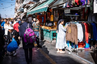 Kudüs, İsrail - 22 Aralık 2023 Mahane Yehuda Pazarı 'nda alışveriş yapan insanlar, genellikle 