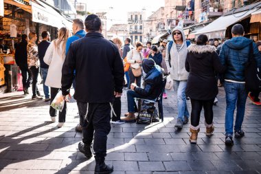 Kudüs, İsrail - 22 Aralık 2023 Mahane Yehuda Pazarı 'nda alışveriş yapan insanlar, genellikle 