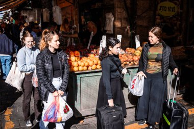 Kudüs, İsrail - 22 Aralık 2023 Mahane Yehuda Pazarı 'nda alışveriş yapan insanlar, genellikle 