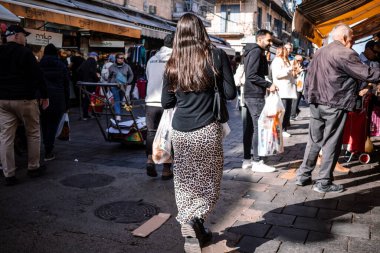 Kudüs, İsrail - 22 Aralık 2023 Mahane Yehuda Pazarı 'nda alışveriş yapan insanlar, genellikle 