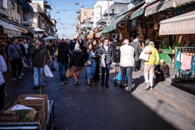 Kudüs, İsrail - 22 Aralık 2023 Mahane Yehuda Pazarı 'nda alışveriş yapan insanlar, genellikle 