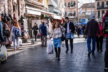 Kudüs, İsrail - 22 Aralık 2023 Mahane Yehuda Pazarı 'nda alışveriş yapan insanlar, genellikle 