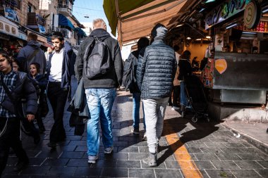 Kudüs, İsrail - 22 Aralık 2023 Mahane Yehuda Pazarı 'nda alışveriş yapan insanlar, genellikle 