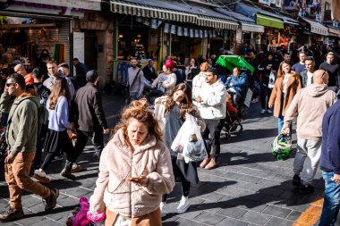 Kudüs, İsrail - 22 Aralık 2023 Mahane Yehuda Pazarı 'nda alışveriş yapan insanlar, genellikle 