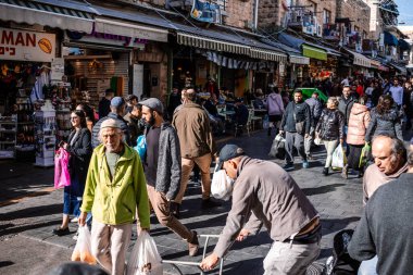 Kudüs, İsrail - 22 Aralık 2023 Mahane Yehuda Pazarı 'nda alışveriş yapan insanlar, genellikle 