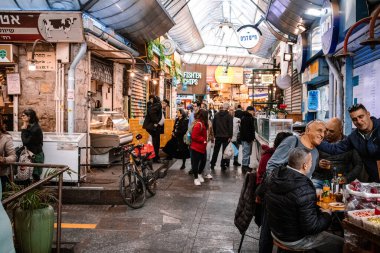 Kudüs, İsrail - 22 Aralık 2023 Mahane Yehuda Pazarı 'nda alışveriş yapan insanlar, genellikle 