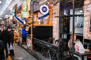 Kudüs, İsrail - 22 Aralık 2023 Mahane Yehuda Pazarı 'nda alışveriş yapan insanlar, genellikle 