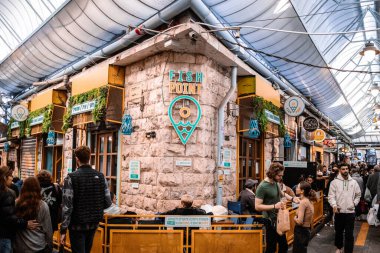 Kudüs, İsrail - 22 Aralık 2023 Mahane Yehuda Pazarı 'nda alışveriş yapan insanlar, genellikle 