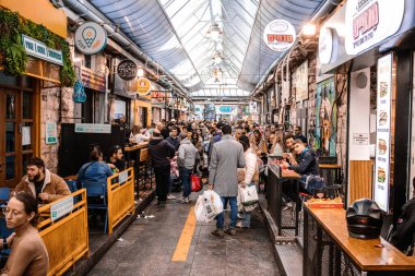Kudüs, İsrail - 22 Aralık 2023 Mahane Yehuda Pazarı 'nda alışveriş yapan insanlar, genellikle 