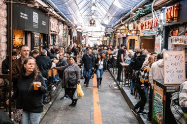 Kudüs, İsrail - 22 Aralık 2023 Mahane Yehuda Pazarı 'nda alışveriş yapan insanlar, genellikle 