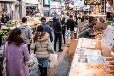 Kudüs, İsrail - 22 Aralık 2023 Mahane Yehuda Pazarı 'nda alışveriş yapan insanlar, genellikle 