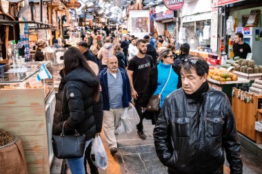 Kudüs, İsrail - 22 Aralık 2023 Mahane Yehuda Pazarı 'nda alışveriş yapan insanlar, genellikle 