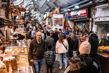 Kudüs, İsrail - 22 Aralık 2023 Mahane Yehuda Pazarı 'nda alışveriş yapan insanlar, genellikle 