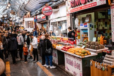 Kudüs, İsrail - 22 Aralık 2023 Mahane Yehuda Pazarı 'nda alışveriş yapan insanlar, genellikle 