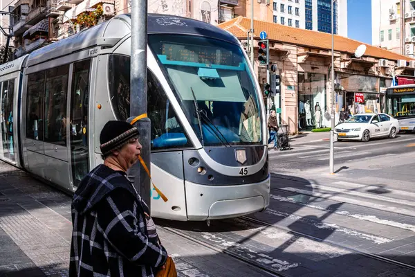 Kudüs, İsrail - 22 Aralık 2023 Modern elektrikli tramvay İsrail 'de Kudüs sokaklarında ilerliyor.