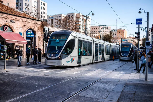Kudüs, İsrail - 22 Aralık 2023 Modern elektrikli tramvay İsrail 'de Kudüs sokaklarında ilerliyor.