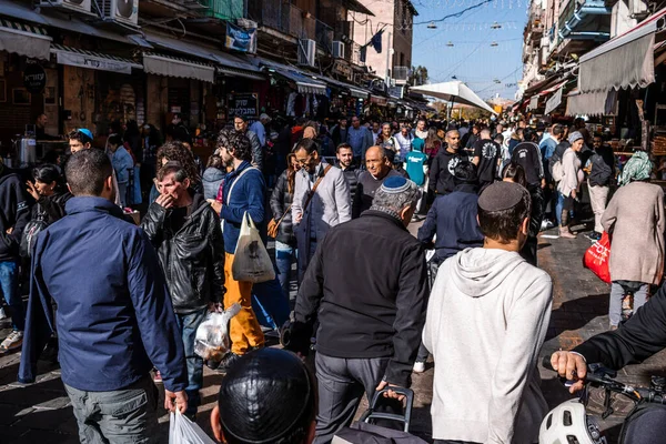 Kudüs, İsrail - 22 Aralık 2023 Mahane Yehuda Pazarı 'nda alışveriş yapan insanlar, genellikle 