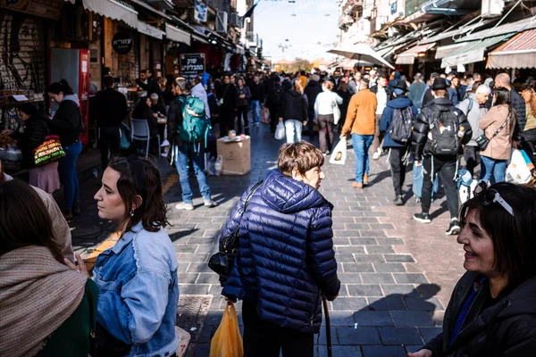 Kudüs, İsrail - 22 Aralık 2023 Mahane Yehuda Pazarı 'nda alışveriş yapan insanlar, genellikle 