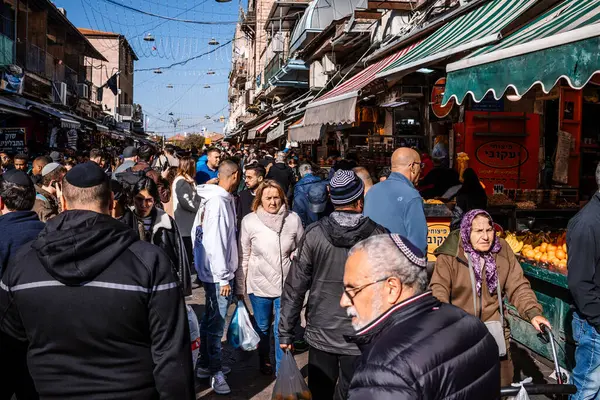 Kudüs, İsrail - 22 Aralık 2023 Mahane Yehuda Pazarı 'nda alışveriş yapan insanlar, genellikle 