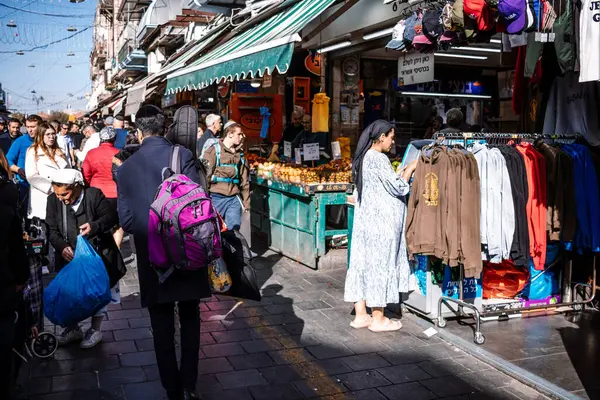 Kudüs, İsrail - 22 Aralık 2023 Mahane Yehuda Pazarı 'nda alışveriş yapan insanlar, genellikle 