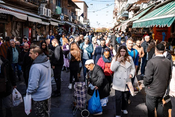 Kudüs, İsrail - 22 Aralık 2023 Mahane Yehuda Pazarı 'nda alışveriş yapan insanlar, genellikle 
