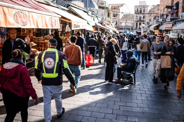 Kudüs, İsrail - 22 Aralık 2023 Mahane Yehuda Pazarı 'nda alışveriş yapan insanlar, genellikle 