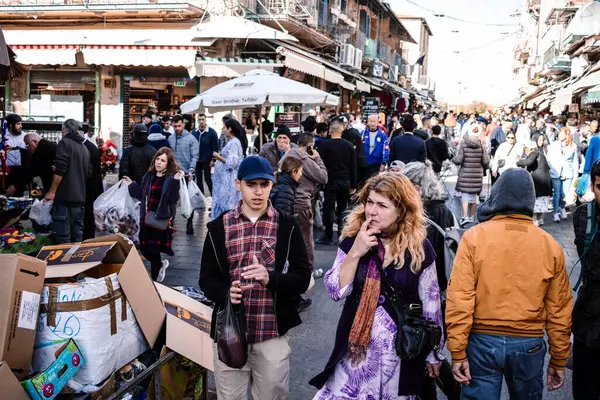 Kudüs, İsrail - 22 Aralık 2023 Mahane Yehuda Pazarı 'nda alışveriş yapan insanlar, genellikle 