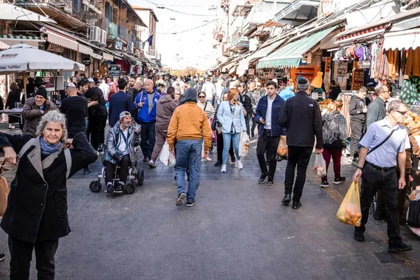 Kudüs, İsrail - 22 Aralık 2023 Mahane Yehuda Pazarı 'nda alışveriş yapan insanlar, genellikle 