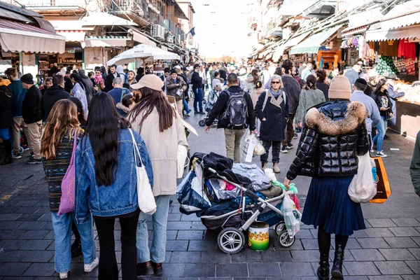 Kudüs, İsrail - 22 Aralık 2023 Mahane Yehuda Pazarı 'nda alışveriş yapan insanlar, genellikle 