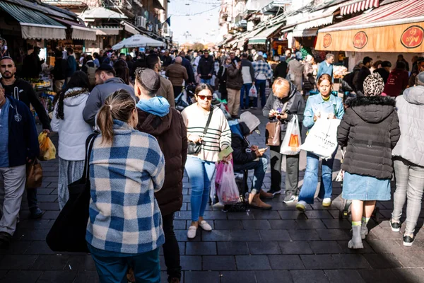 Kudüs, İsrail - 22 Aralık 2023 Mahane Yehuda Pazarı 'nda alışveriş yapan insanlar, genellikle 