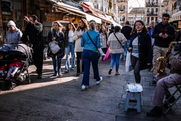 Kudüs, İsrail - 22 Aralık 2023 Mahane Yehuda Pazarı 'nda alışveriş yapan insanlar, genellikle 