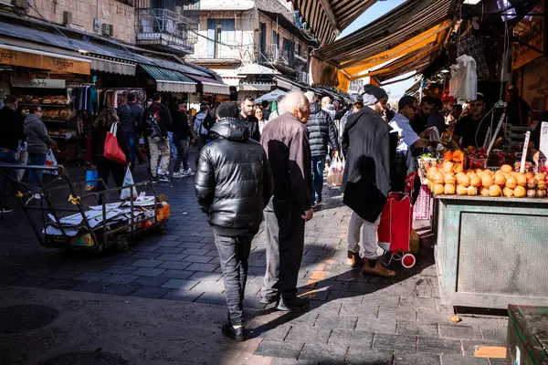 Kudüs, İsrail - 22 Aralık 2023 Mahane Yehuda Pazarı 'nda alışveriş yapan insanlar, genellikle 