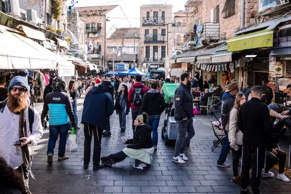 Kudüs, İsrail - 22 Aralık 2023 Mahane Yehuda Pazarı 'nda alışveriş yapan insanlar, genellikle 