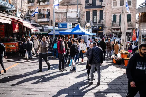 Kudüs, İsrail - 22 Aralık 2023 Mahane Yehuda Pazarı 'nda alışveriş yapan insanlar, genellikle 