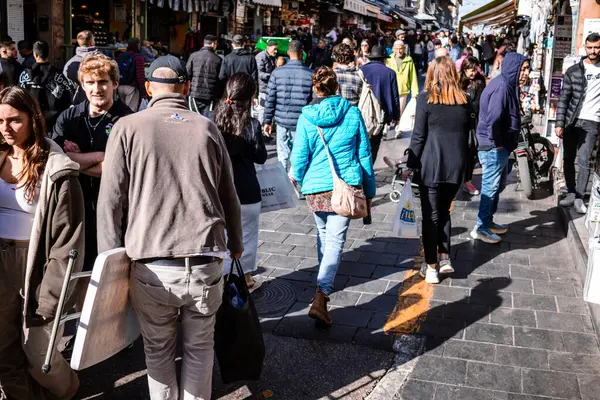 Kudüs, İsrail - 22 Aralık 2023 Mahane Yehuda Pazarı 'nda alışveriş yapan insanlar, genellikle 