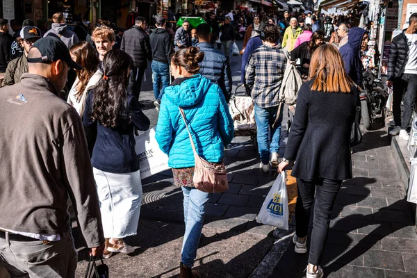 Kudüs, İsrail - 22 Aralık 2023 Mahane Yehuda Pazarı 'nda alışveriş yapan insanlar, genellikle 