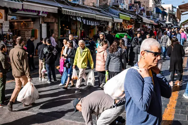 Kudüs, İsrail - 22 Aralık 2023 Mahane Yehuda Pazarı 'nda alışveriş yapan insanlar, genellikle 