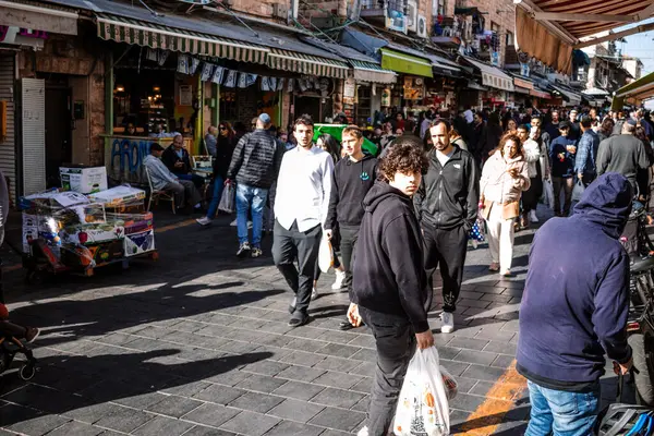Kudüs, İsrail - 22 Aralık 2023 Mahane Yehuda Pazarı 'nda alışveriş yapan insanlar, genellikle 