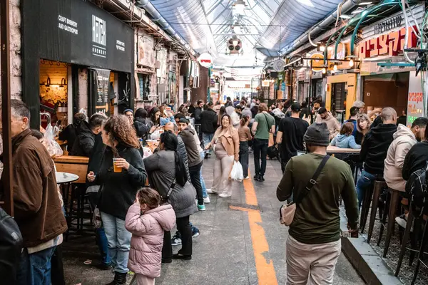 Kudüs, İsrail - 22 Aralık 2023 Mahane Yehuda Pazarı 'nda alışveriş yapan insanlar, genellikle 