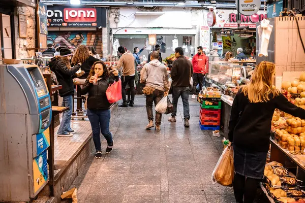 Kudüs, İsrail - 22 Aralık 2023 Mahane Yehuda Pazarı 'nda alışveriş yapan insanlar, genellikle 