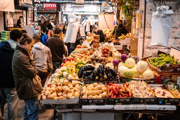 Kudüs, İsrail - 22 Aralık 2023 Mahane Yehuda Pazarı 'nda alışveriş yapan insanlar, genellikle 