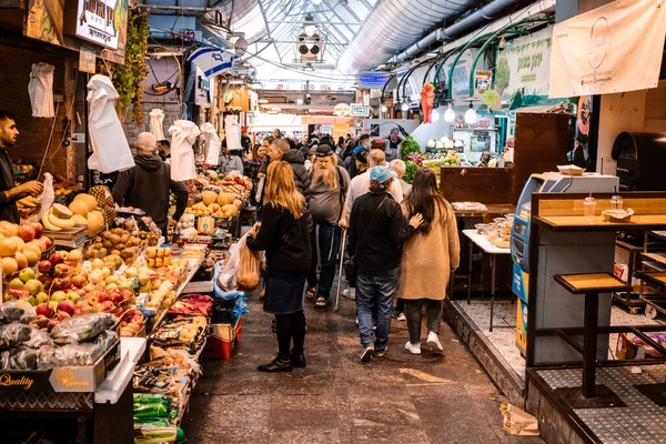 Kudüs, İsrail - 22 Aralık 2023 Mahane Yehuda Pazarı 'nda alışveriş yapan insanlar, genellikle 