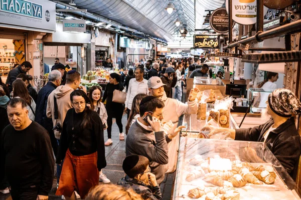 Kudüs, İsrail - 22 Aralık 2023 Mahane Yehuda Pazarı 'nda alışveriş yapan insanlar, genellikle 